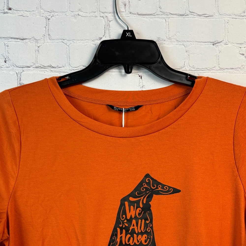 BloomChic Orange Witch Hat Graphic Tee Size Large - Picture 5 of 6